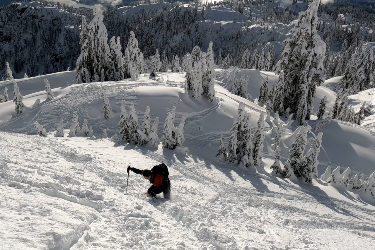 雪山徒步--我们在困难的线路上挑战登上60度的大雪坡
