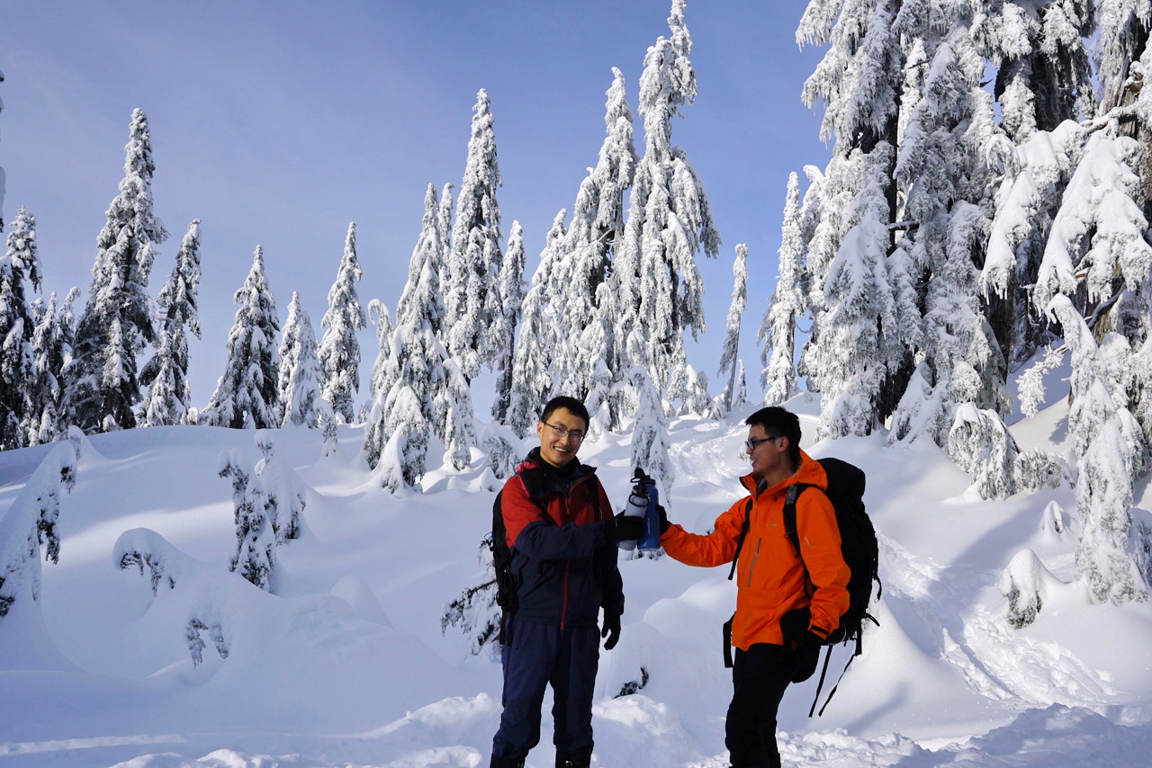 温哥华西摩雪山--Hiking途中喝杯热水