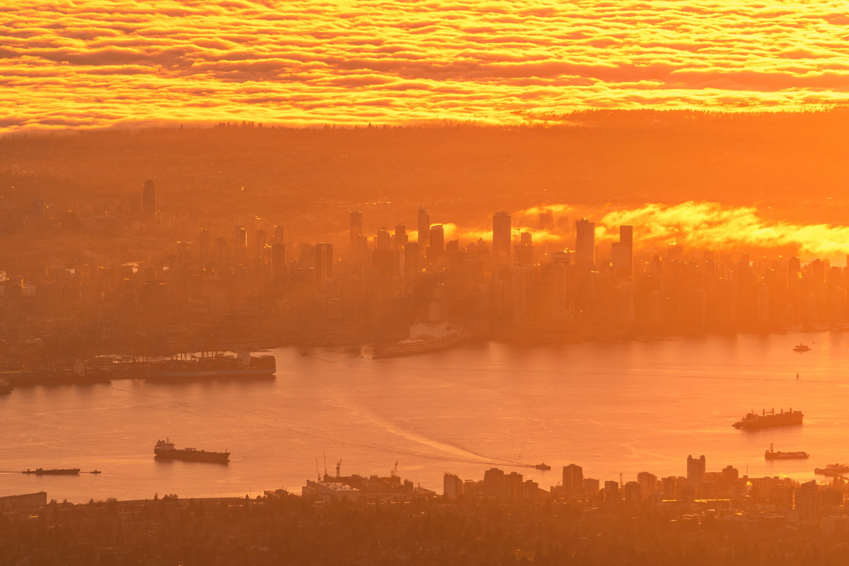 从西摩山俯瞰日落中的温哥华市中心,Golden sunset over Downtown Vancouver;300mm 压缩下的市中心楼群、Burrard Inlet 与锚泊的货轮。