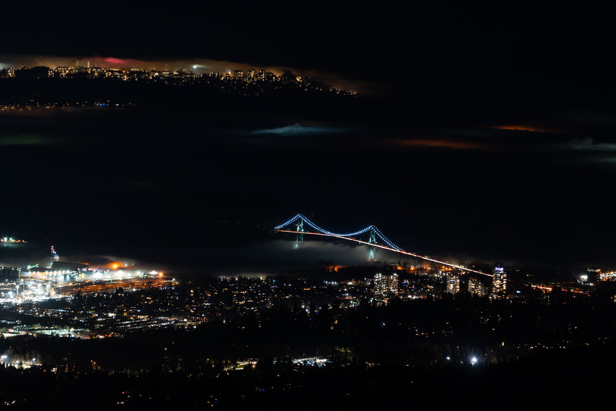 夜色中的狮门大桥,Lions Gate Bridge at night;300mm、5 秒曝光,从西摩山远拍点亮的狮门大桥。