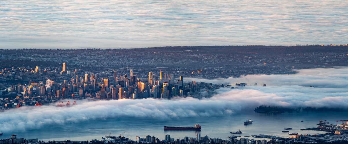 云海中的温哥华市中心全景,Downtown Vancouver above the fog, panorama;09:05,市中心楼群从云海中露出,全景接片。