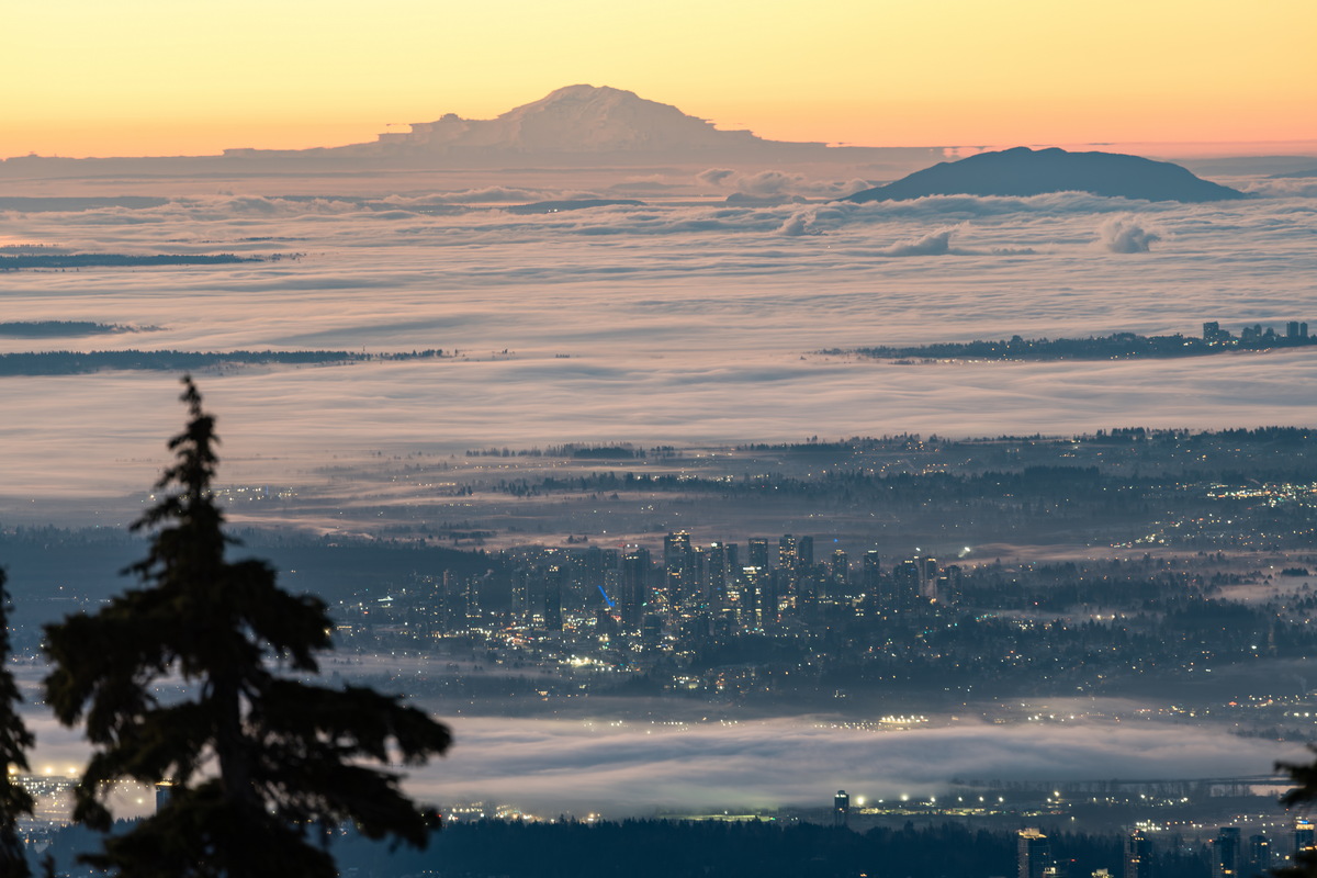 清晨云海与雷尼尔山,Mount Rainier at sunrise above the fog;第二天 08:20,大温哥华被云海覆盖。