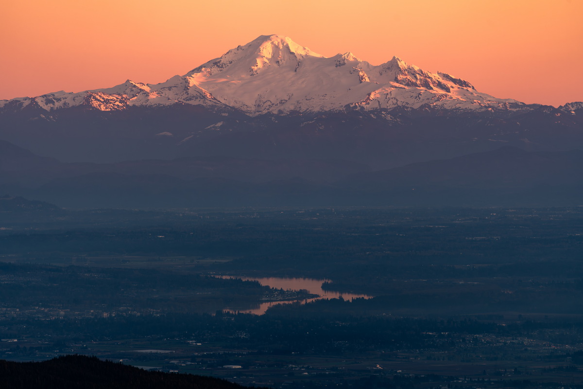粉色贝克山,Pink alpenglow on Mount Baker;17:39,日落前的贝克山呈现粉色。
