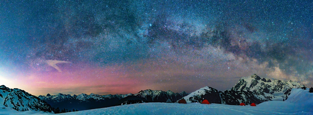 雪地帐篷与 Mt. Shuksan 上空的银河拱桥,Tents under the Milky Way arch facing Mount Shuksan;4 月的贝克山地区仍是厚厚的积雪,红色帐篷对面就是 Mt. Shuksan。