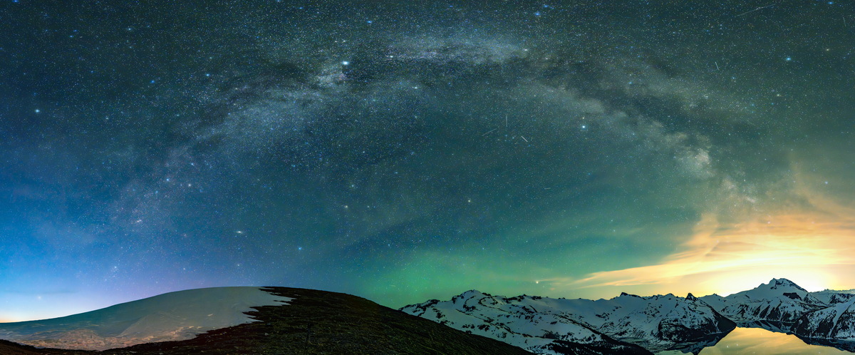 Panorama Ridge 的银河拱桥,Milky Way arch from Panorama Ridge;Garibaldi 省立公园 Panorama Ridge,6 月的雪坡与远处雪山上方的银河。