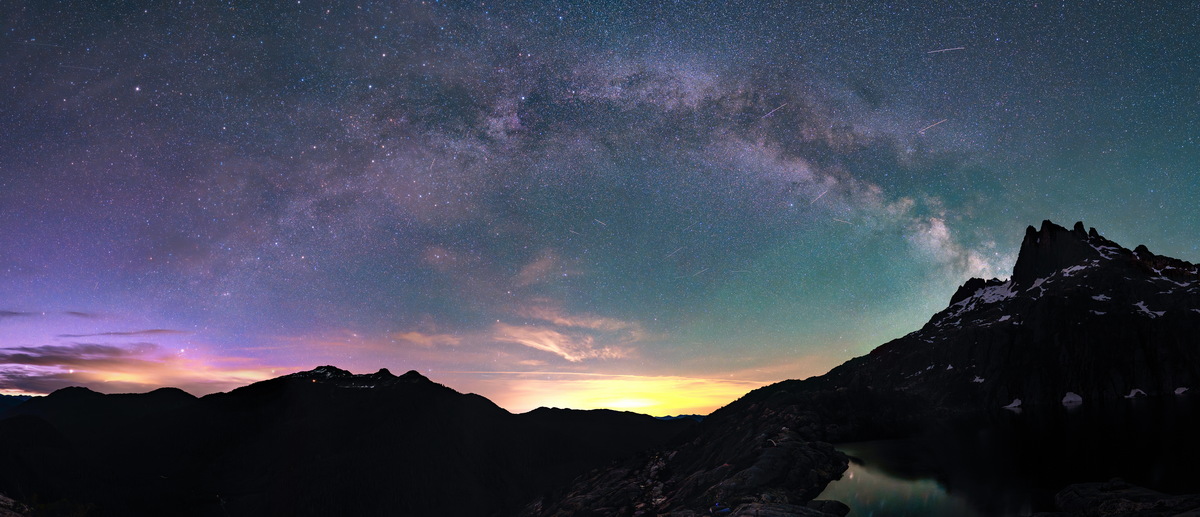 Triple Peak 尖峰与银河拱桥,Milky Way arch over Triple Peak;温哥华岛 Triple Peak 的岩峰剪影与银河拱桥。