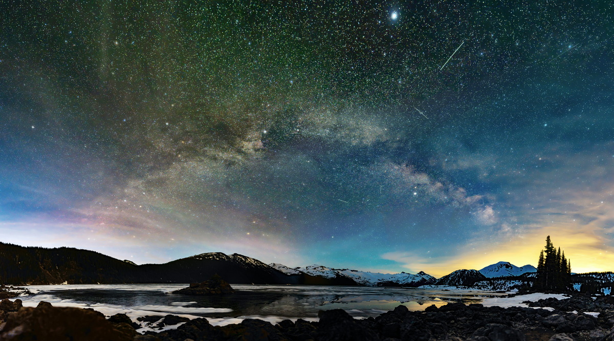Garibaldi Lake 的湖面与星空,Starry sky over Garibaldi Lake;Garibaldi Lake 营地附近的湖岸,星空与远处的雪山剪影。