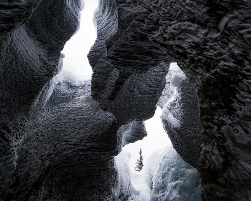 冰峡谷里的天光,加拿大落基山冬季 — 韩进一摄