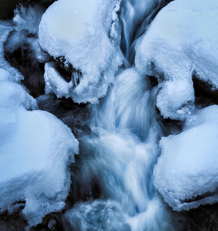 雪枕之间的溪流,加拿大落基山冬季 — 韩进一摄